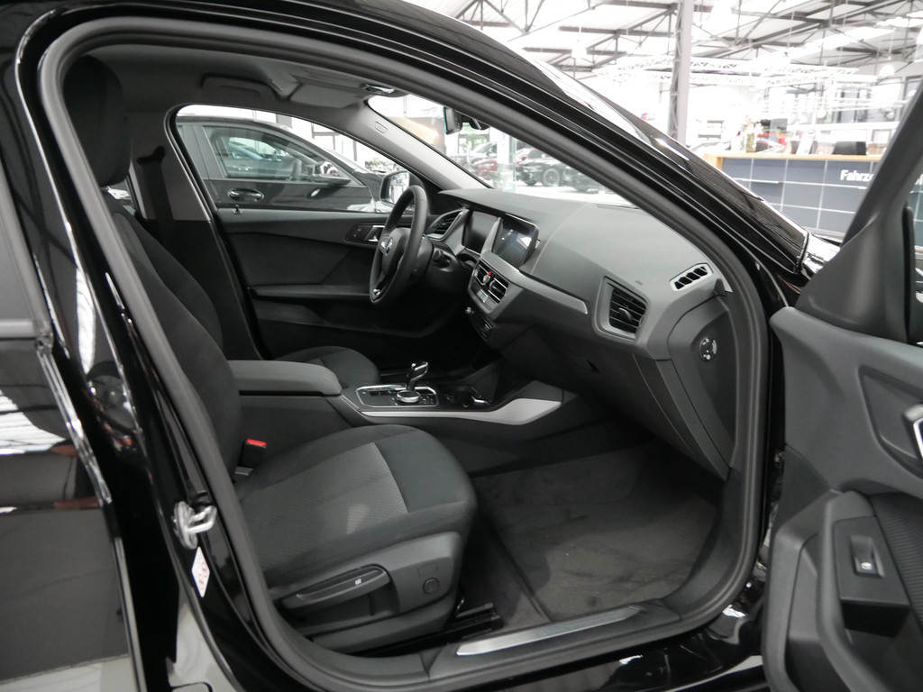 BMW 1er-Reihe F40 118i Advantage Steptronic (DKG)